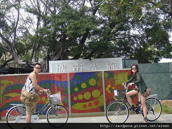 2010 4 5 高雄單車樂活一日遊  (76)白天的城市光