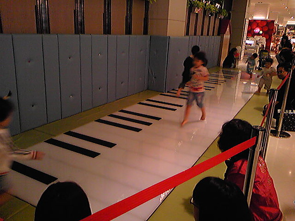 100417高鐵新光三越的地板鋼琴2.jpg