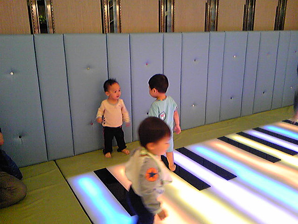 100417高鐵新光三越的地板鋼琴3.jpg