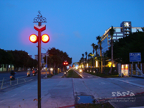 這個自行車路標很像火車的警示燈