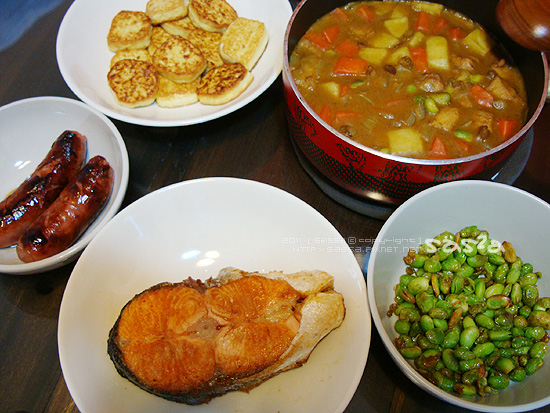 lunch香腸、挪威鮭魚、毛豆、煎雞蛋豆腐、咖哩雞、味增湯