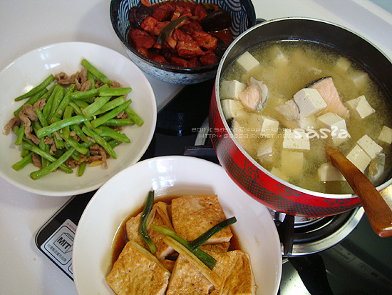 紅糟肉、四季豆、蔥燒豆腐、鮭魚下巴味增湯