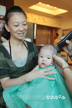 滿月捨不得剃頭髮，最近胎毛狂掉