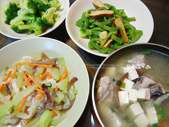 海麗下巴海帶芽豆腐味增湯、胡瓜木耳、青椒豆腐、花椰菜