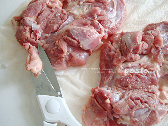 用刀尖搓肉用剪刀剪掉多的油脂