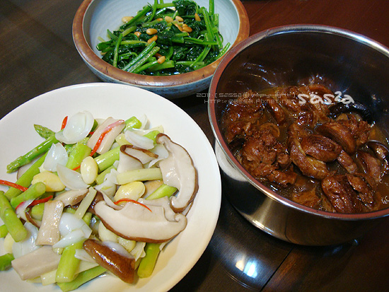 滷素肉、白果綠蘆筍、菠菜松子仁、群帶菜豆腐蛋花味增湯