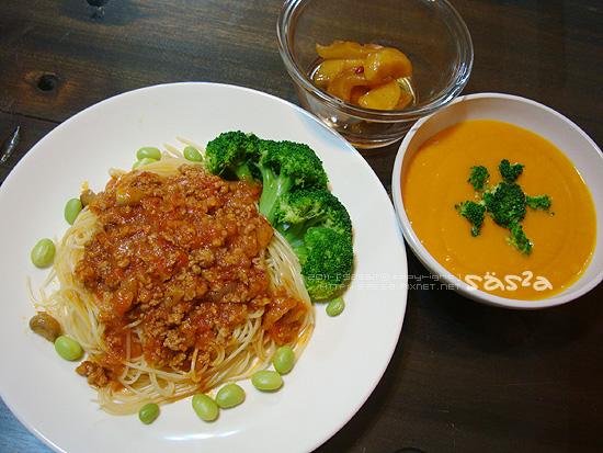 義式香草蘑菇番茄肉醬麵+南瓜濃湯+肉桂蘋果