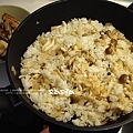 菇炒軟後放入奶油溶化再放入冷飯