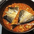 放入煎好的鯖魚