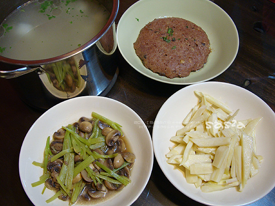 dinner芹菜洋菇、筊白筍、高粱香菇蒸肉、蘿蔔排骨湯