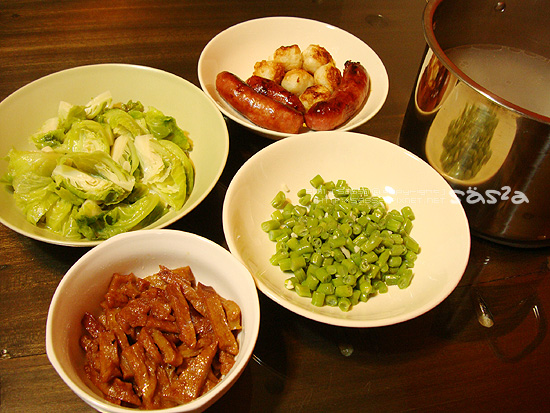 高麗菜苗、甜不辣、花枝丸、香腸、四季豆、山藥排骨湯