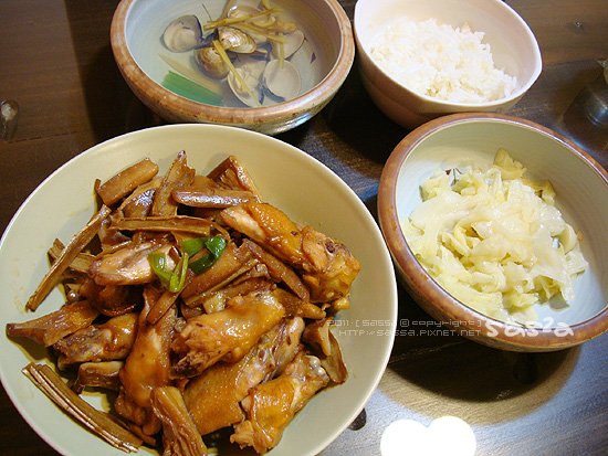 酒杯菇燒雞翅、高麗菜、蛤蜊湯