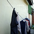 圍牆邊曬著衣服