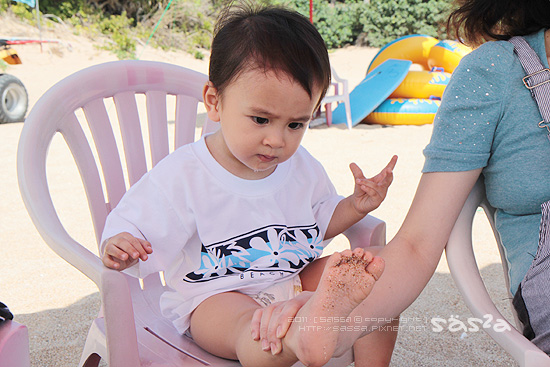 很生氣這些沙子黏腳