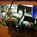 掛在船班的很多小茅以及延繩釣的網具