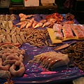 左下角是曼波魚的"龍腸",中下方碎屑是曼波魚肉