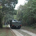 很酷唷,軍車也經過這邊(載垃圾嘛?)