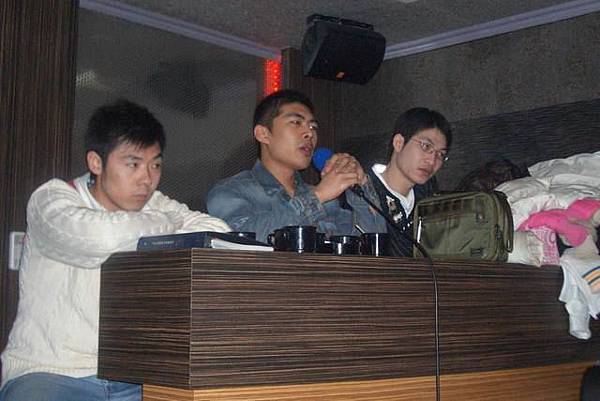 充滿殺氣的三位大哥不知在看啥