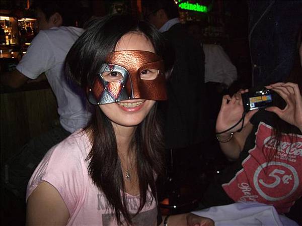 我喜歡這個面具..把我的臉遮住一大半