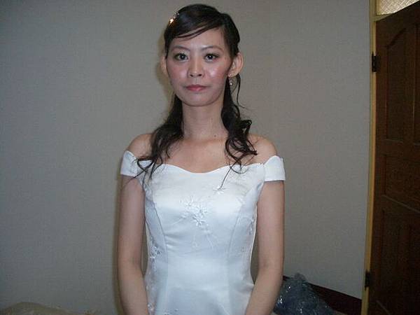 身平第一次穿白紗