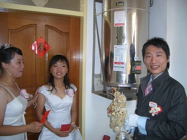 新郎被擋在門外