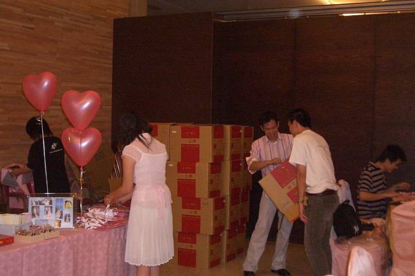 辛苦的招待在裝喜餅