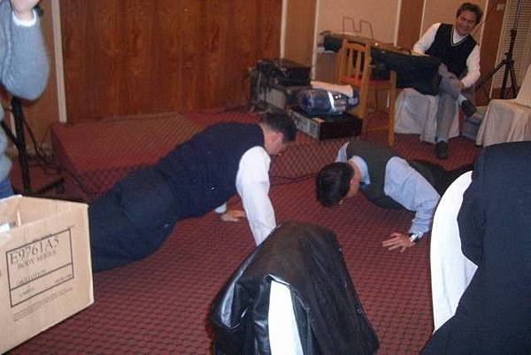 賴會跟詹會被逞罰伏立挺身