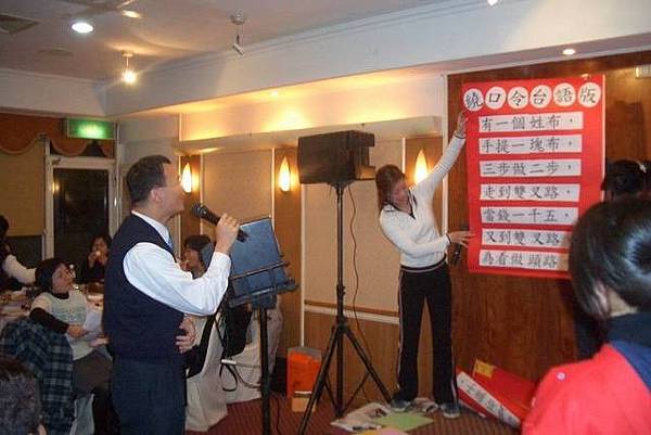 詹會示範台語的繞口令