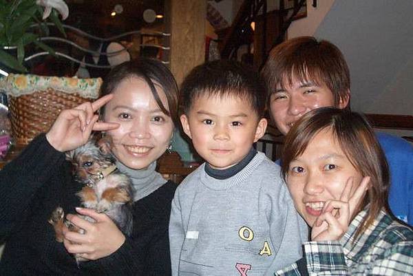 搶著跟隔壁的小弟弟合照