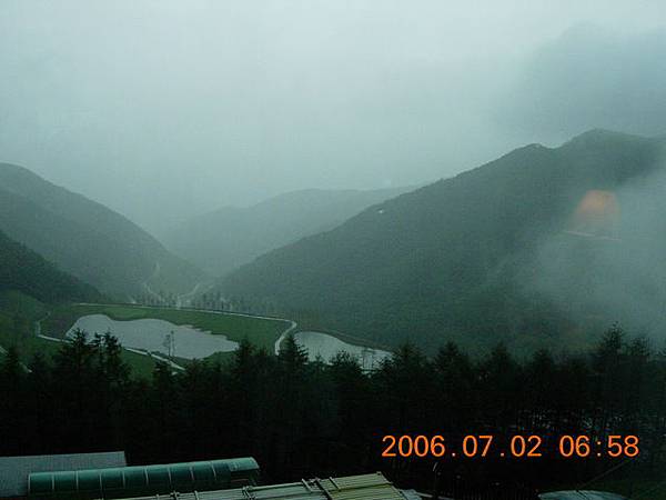 剛好遇上韓國雨季,山上又是雨又是霧的