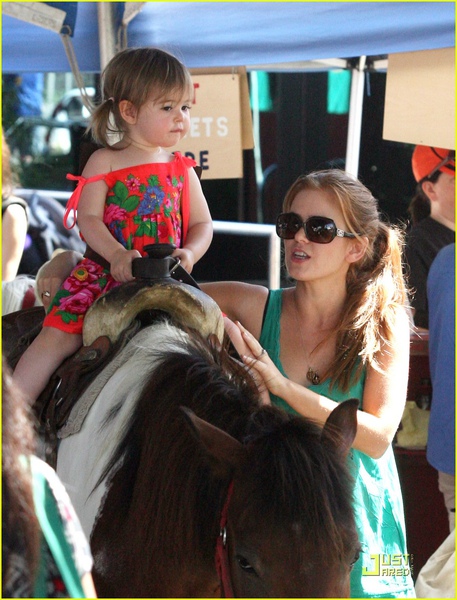 isla-fisher-olive-cohen-farmers-market-01.jpg