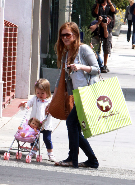 Isla+Fisher+Leaving+Cafe+Lux+2+zQ7CjzSEDuTl.jpg