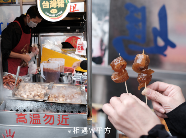 【台中美食】康家阿媽ㄟ粉腸 大甲鎮瀾宮附近必吃大甲美食 台中特色小吃 人手一袋銅板美食 蔣公路