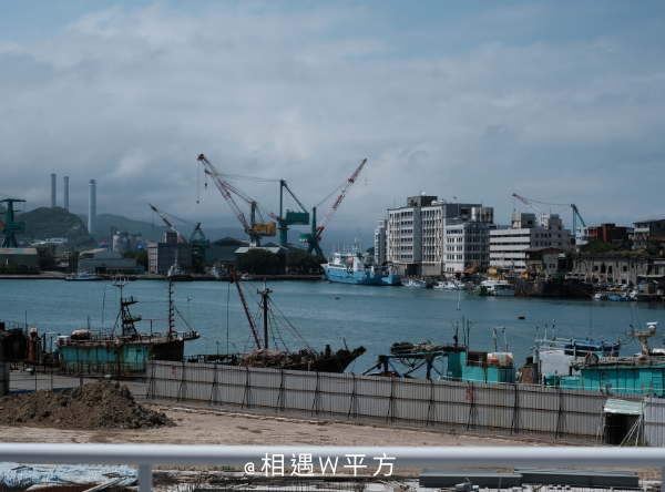 【基隆美食】寂人甜食全新裝潢 老屋改建 坐擁正濱漁港海景第一線 被海港擁抱的甜點下午茶店 百元蛋糕 水果戚風 (7)