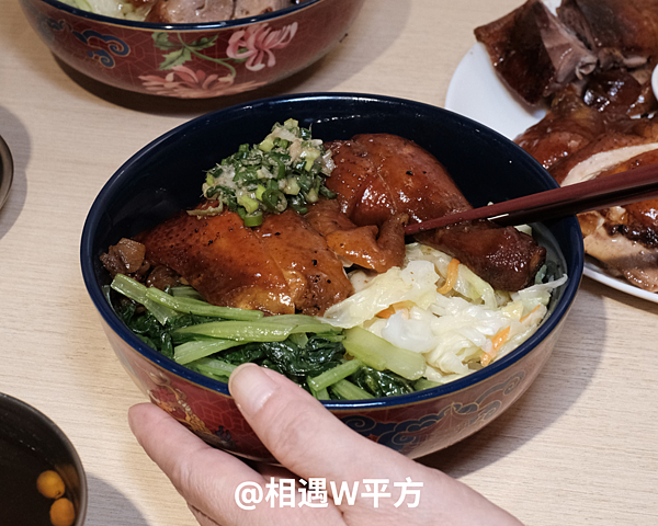 【台北美食】新德士港式燒臘 東區港式燒臘 平價美食 雙拼飯 三寶飯 港式叉燒 油雞便當 國父紀念館站 (7)