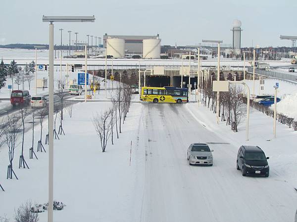 一出機場 就是雪白白一片 讓我這個沒看過雪ㄉ鄉巴佬 格外興奮