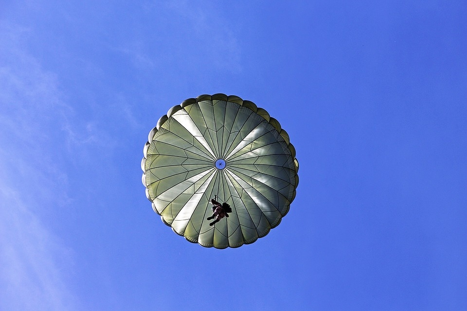 parachutist-2183308_960_720.jpg parachutist-2183308_960_720.jpg