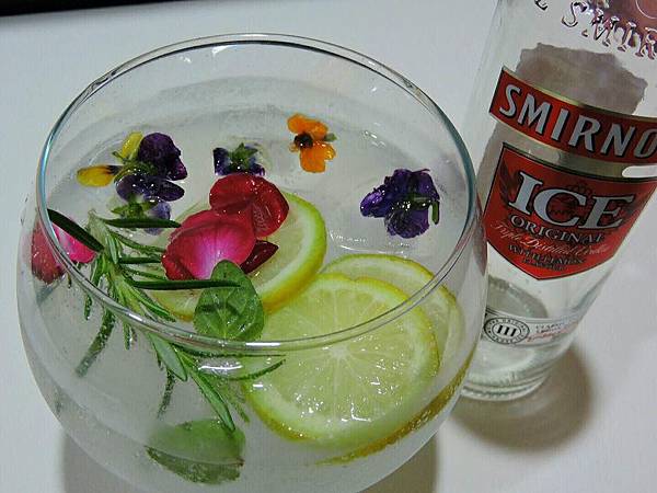 夏日香草花凍飲 趴4  Smirnoff ice 雞尾酒+香草花冰塊+迷迭香+香水檸檬+馬鬱蘭+月季花瓣。 偏酸，可能是雞尾酒本身含白檸檬風味，而我又加入3片香水檸檬，或