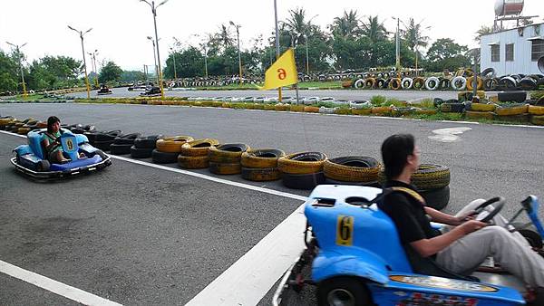 在墾丁玩Go kart