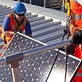 Worlds-Largest-Solar-Bridge-Crosses-The-River-Thames-4.jpg