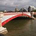 Worlds-Largest-Solar-Bridge-Crosses-The-River-Thames-2.jpg