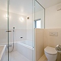 1318968675-17bathroom-664x1000.jpg