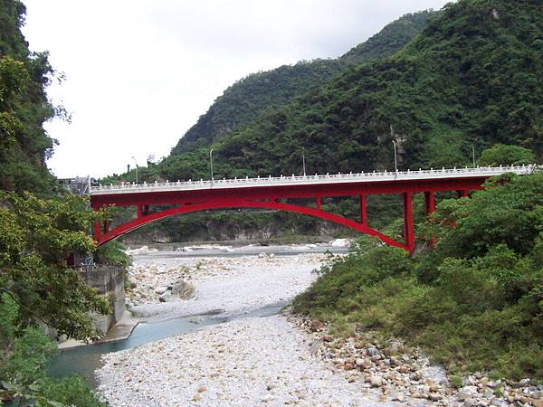 大紅色的砂卡噹橋