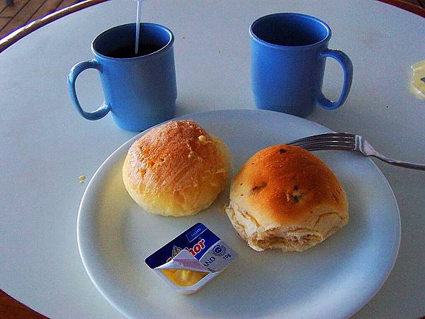 這餐是早茶，其實也只有麵包點心之類的而已