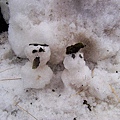 近看發現腳底下還有兩個小小雪人