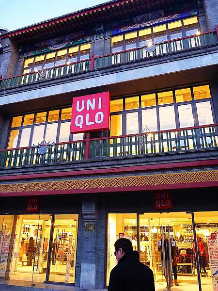 大陸的UNIQLO也是一整棟三層樓