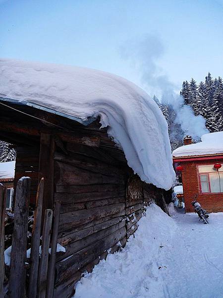 雪積成這樣，屋簷難道不會塌嗎？