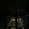 我在環球經容中心的89樓唷!! 據說目前是全世界最高!! 下面的是金茂大樓