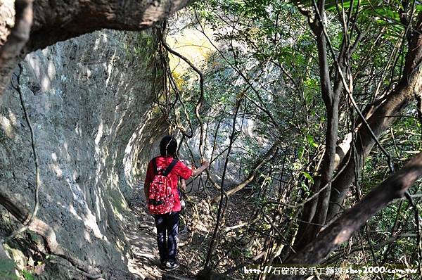 新北石碇登山步道-月扇湖大石壁