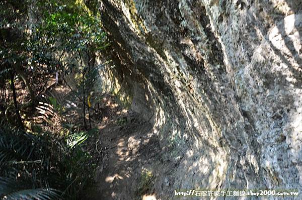 新北石碇登山步道-月扇湖大石壁